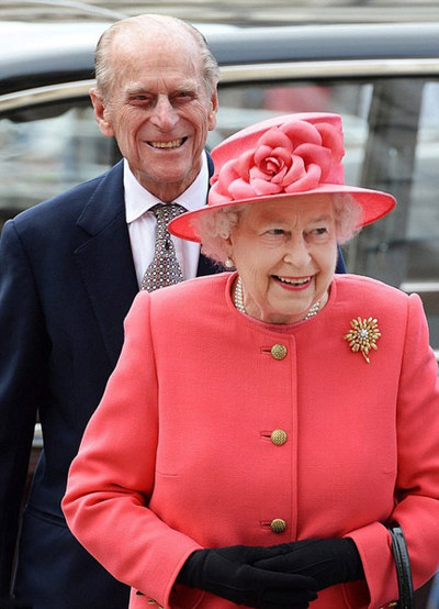 英女王粉色套装出席英联邦纪念日 老太太够时尚