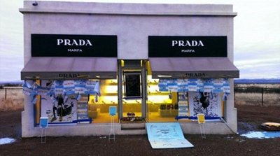 PRADA Marfa概念店被潑藍色顏料
