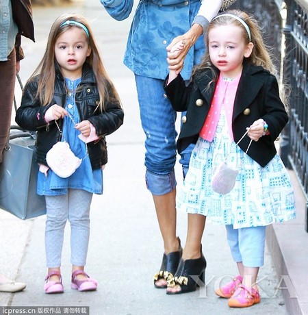 SJP家最萌双胞胎街拍 辣妈都被比下去了
