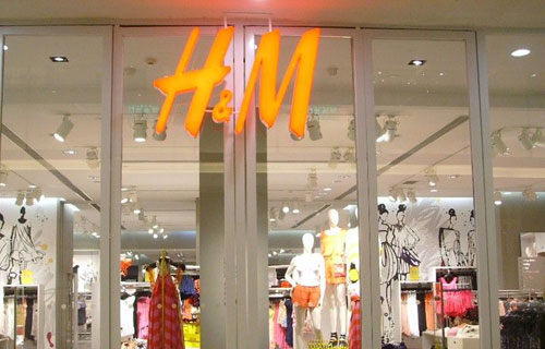 H&M与艺术家杰夫-昆斯纽约合作门店7月开业