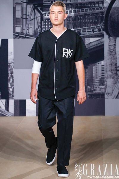 DKNY2015春夏男装发布会 "英伦情人"Jude Law儿子登台走秀