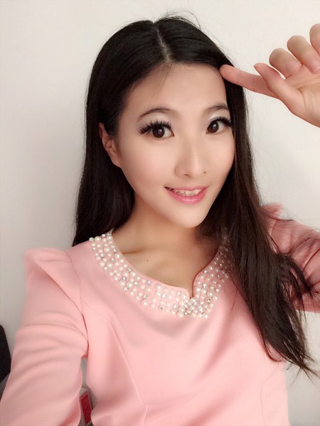 人气模特范晨蕾亮相2014上海慕尼黑电子展