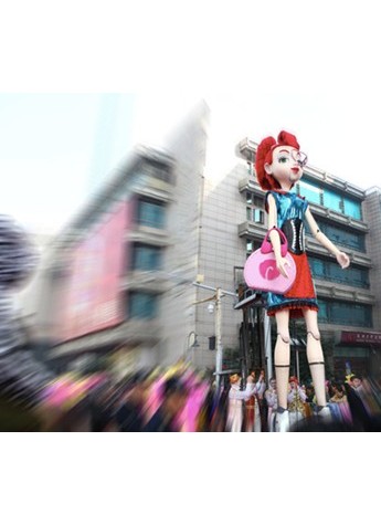 巨型人偶首现常州，泰富百货店庆狂欢