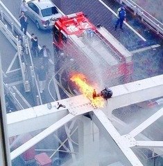 因不满解禁集体自卫权 日本男子在天桥点火自焚