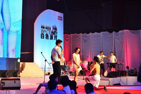 情人酒之夜千人派对，见证白色裸婚