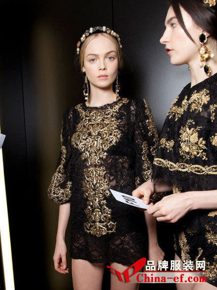 Dolce & Gabbana從披肩斗篷到斗篷大衣 演繹宮廷般高貴氣質(zhì)