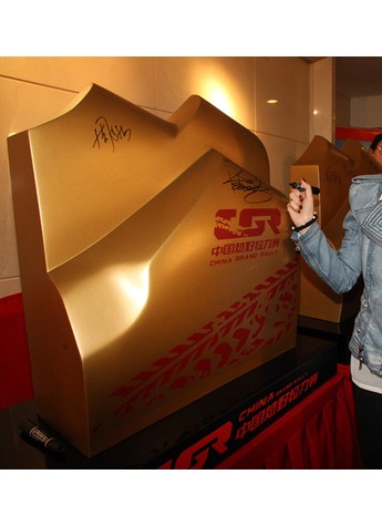 越野拉力开赛在即  来比比评最美越野宝贝