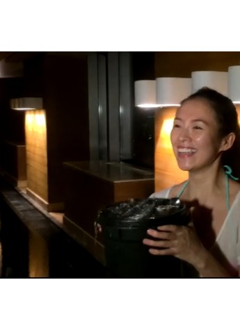 女星裸妝出席“冰桶挑戰(zhàn)” 植物日記為美肌代言