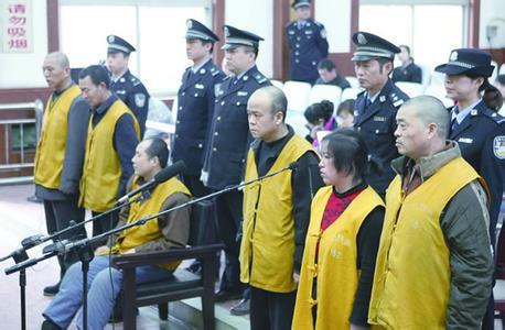 遇見“好心大哥” 少女媽媽誤入“黑洞”