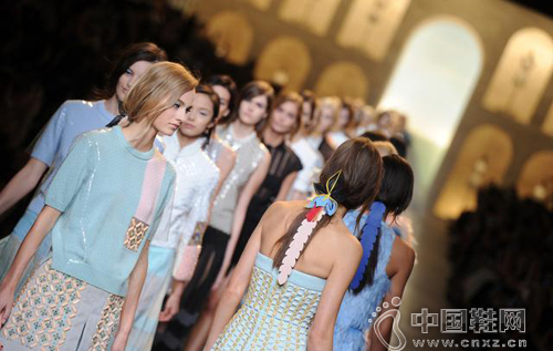 Fendi 2015春夏系列時裝秀 老佛爺愛模Cara任主角