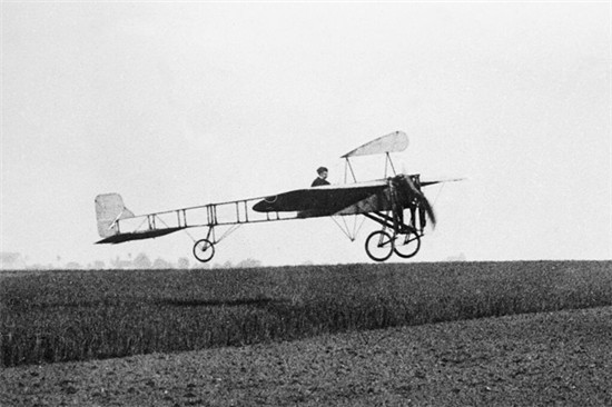 向航空之父致敬 真力時攜手Bleriot XI飛機亮相AIR14航展