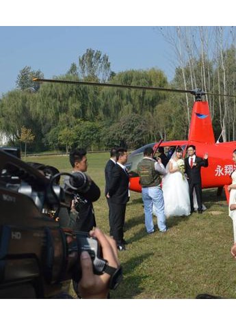 跨界创新搞婚庆 河南现首个直升机婚礼