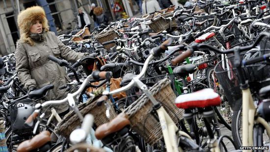 哥本哈根自行车停车场混乱不堪