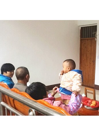 廣西瑤族爸爸買海爾阿里電視：給孩子最好的教育