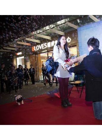 圣诞求婚也疯狂 萌狗变身小红娘