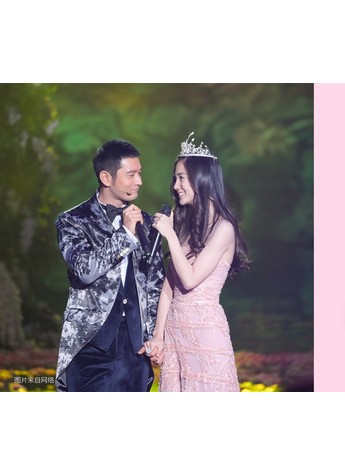 周大生代言人Angelababy跨年夜接受黄晓明甜蜜王冠