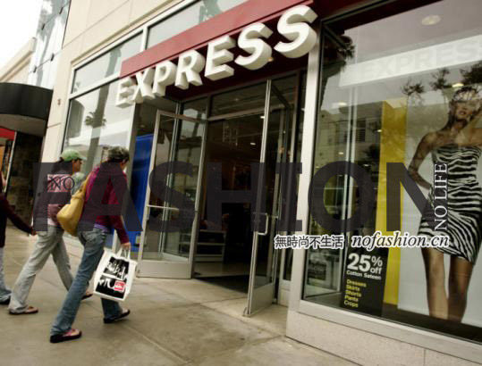 Express假日季销售加劲 上调四季度及全年预期