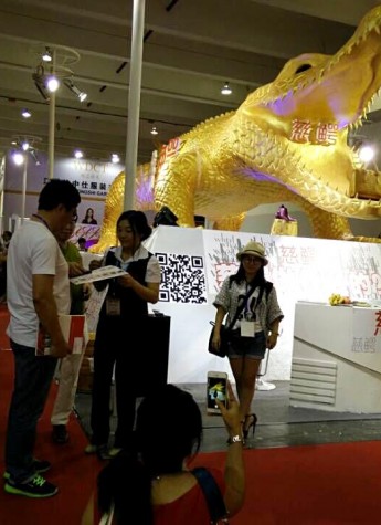 上海驚現十二米黃金巨鱷，原來是“慈鱷”