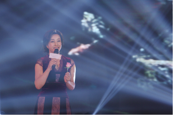 刘晓庆演唱《绒花》  引粉丝集体回忆花样年华