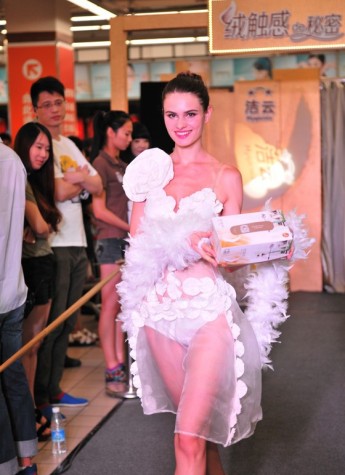 “绒触感的秘密”亮相南京，外模超市上演纸内衣秀