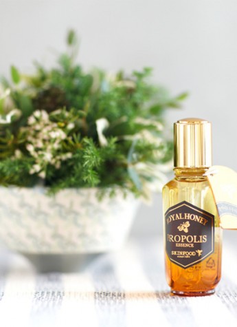 一滴盈潤 SKINFOOD蜂蜜活顏蜂膠精華液甜蜜上市