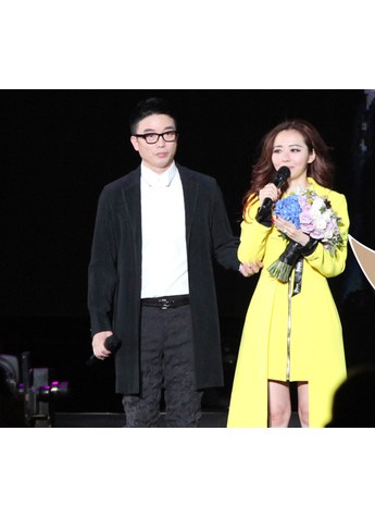 张靓颖演唱会冯柯求婚成功，I Do Tower印证“我愿意”