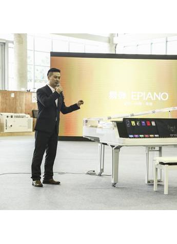 自带Ipad Pro的智能钢琴登台厦门国际设计周