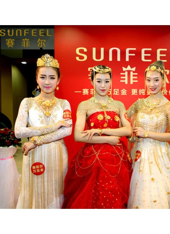 北京婚博会：“赛菲尔万足金婚纱”成最大亮点