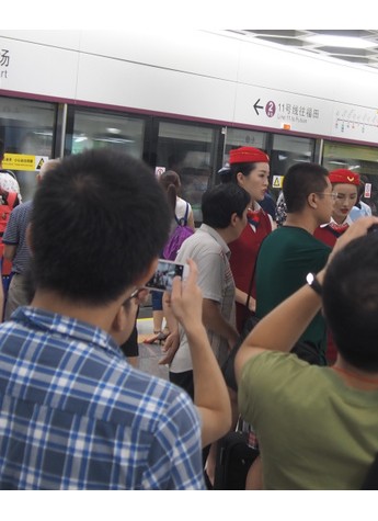 深圳地铁11号线上演空姐秀，乘客围观险将列车逼停