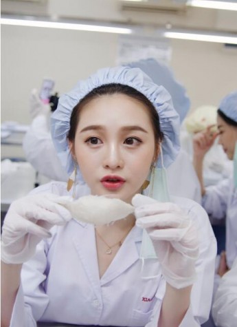燕之屋女神體驗燕窩挑毛，感嘆碗燕來之不易