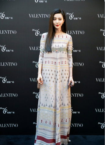 范冰冰与宋佳携手参加VALENTINO ROCKSTUD SPIKE手袋限定展览