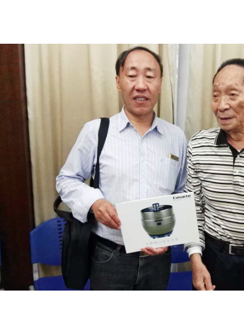 袁隆平向国际水稻专家赠送卡萨帝电压力煲