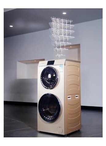 高速运转的卡萨帝洗衣机立起“倒三角”香槟塔