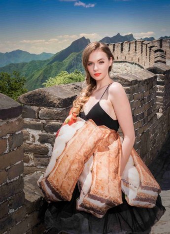 外模穿面包爬长城拍大片，竟是为了这场秀