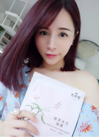 女孩满脸长痘，用了朋友推荐面膜后脸竟变这样