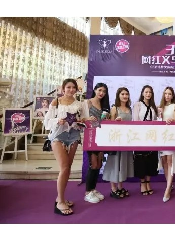 今天义乌这里人气最旺!30位网红“再整形”，还有人现场被签约拍电影!