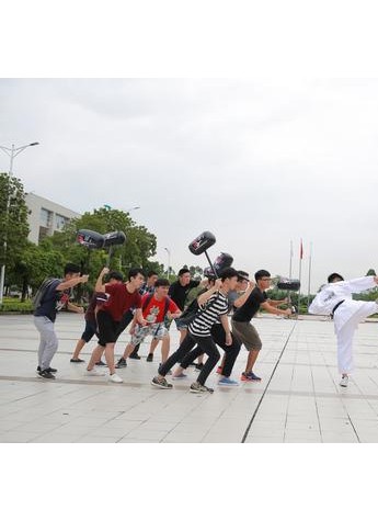 他能量引爆了一场大学城内的KO油光战役