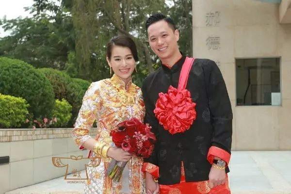 香港英皇胡杏儿身穿 褂皇  与先生李乘德大婚之日
