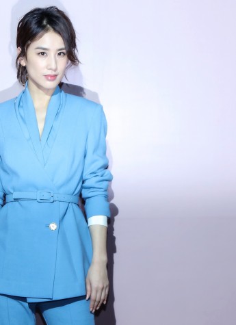 黄圣依亮相时尚秀，美腿的秘诀原来是这个!