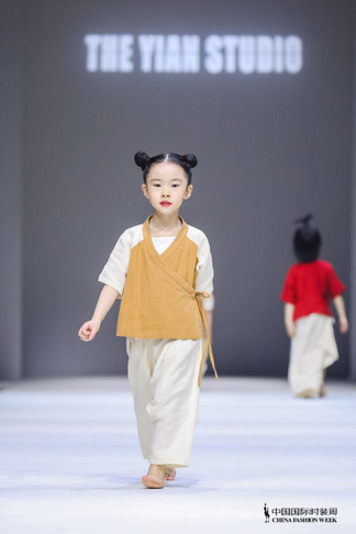 重庆出了小超模玩转中国国际时装周