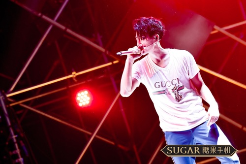 黄子韬上海演唱会生日场首秀 万人点亮「糖果