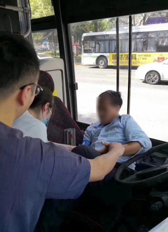 【突发】艺星医者第一时间反应，为公交司机生命抢速度！