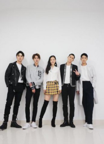 英雄联盟七周年盛典 “热爱队”电竞少女孙伊涵上线开战