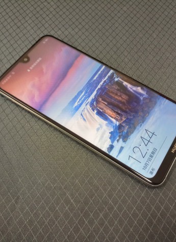 黑、白、棕三色皮质后盖，千元机华为畅享MAX轻奢感十足