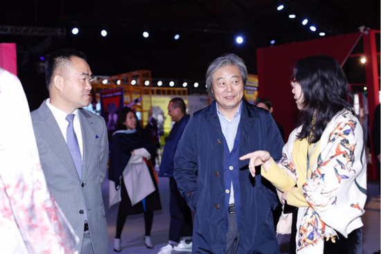中国国际时装周北京揭幕 鸶葭担纲东方真丝美学