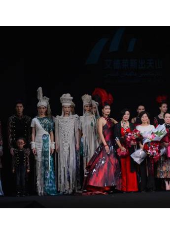 行走的丝路 ——“艾德莱斯出天山”绽放中国国际时装周
