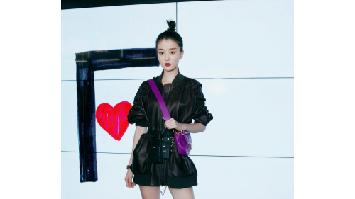 乔欣变身小魔女亮相时装周，秘密武器是QV小魔珠！