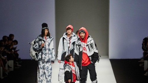 安踏携手 RICO LEE掀起“工业革命”，未来感大秀点亮上海时装周