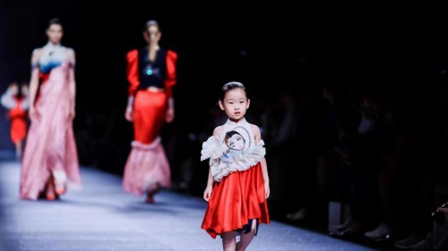 2020上海时装周携手亚洲最小超模小蛋面儿 （黄福熙）