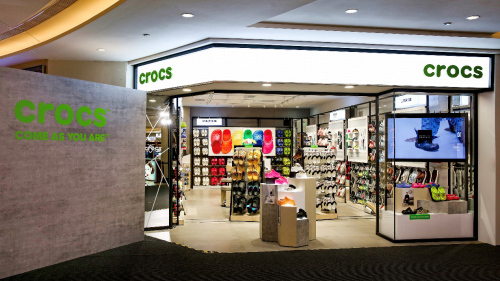 Crocs携手品牌代言人金晨，惊喜揭幕全球首家新形象店